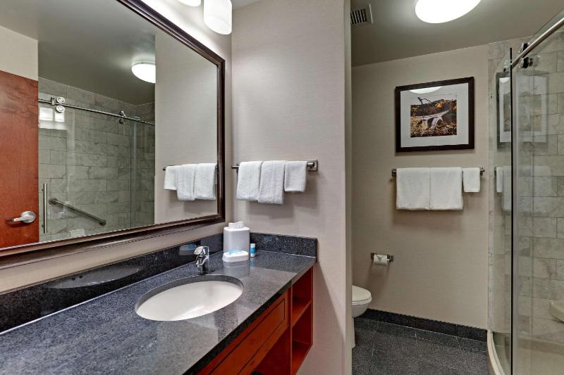 Deluxe King Room image 3