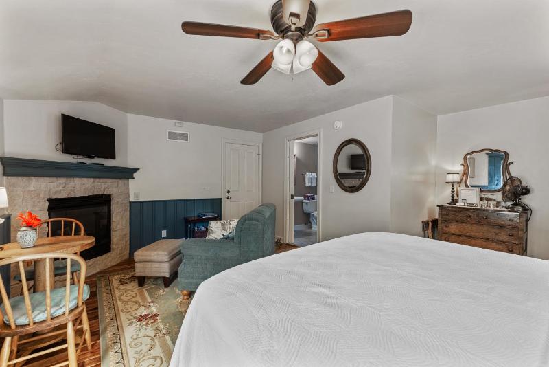 King Suite with Balcony image 4