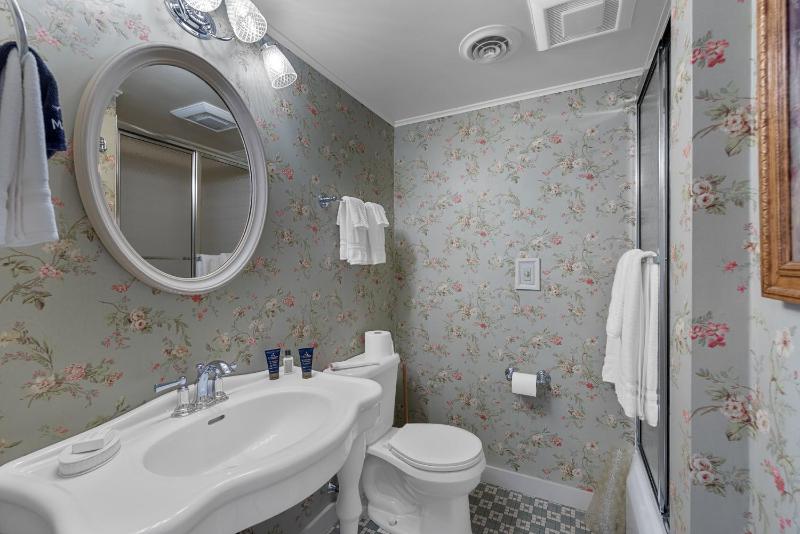 Deluxe Queen Suite image 4