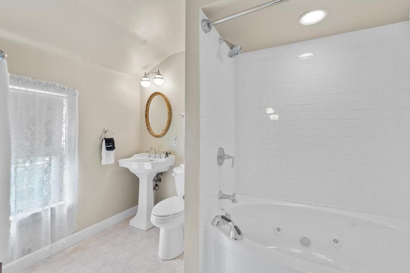 King Suite with Spa Bath image 2