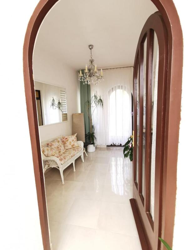Three-Bedroom Apartment with Balcony and Sea View image 3