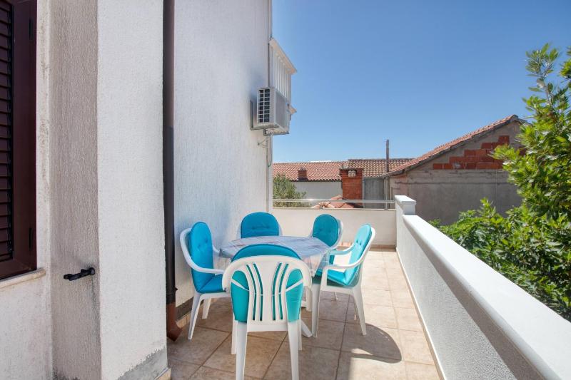 Three-Bedroom Apartment with Terrace and Sea View image 4