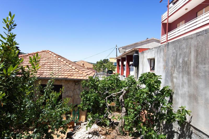 Three-Bedroom Apartment with Terrace and Sea View image 3
