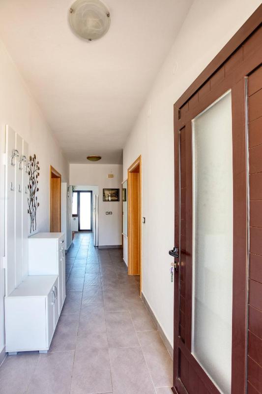 Three-Bedroom Apartment with Terrace and Sea View image 2