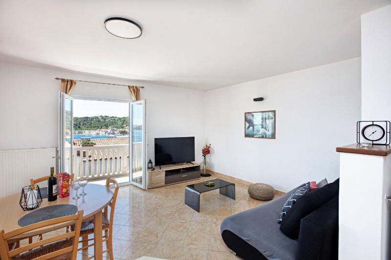 One-Bedroom Apartment with Terrace and Sea View image 1