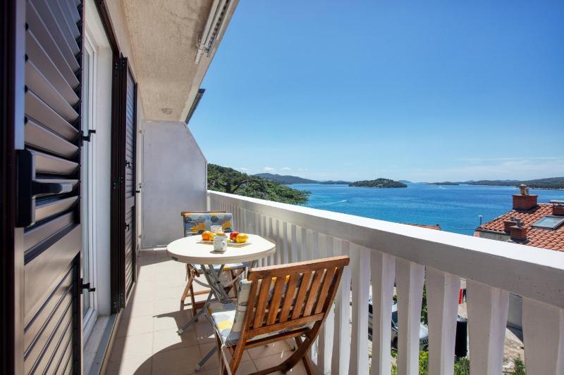 One-Bedroom Apartment with Balcony and Sea View image 4