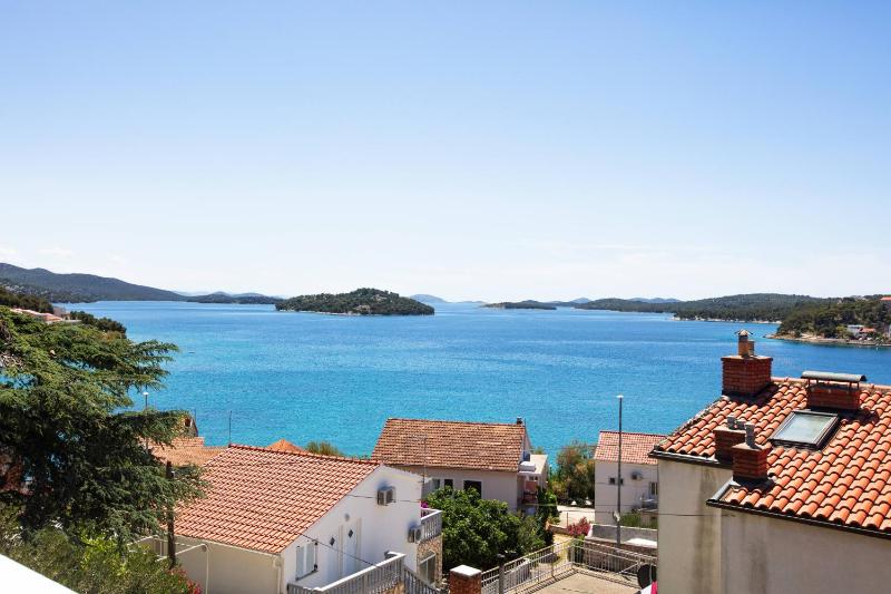 One-Bedroom Apartment with Balcony and Sea View image 3