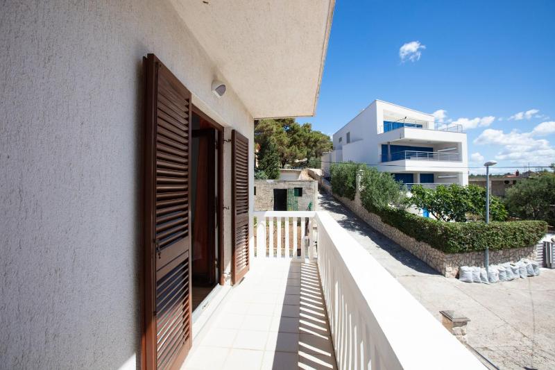 One-Bedroom Apartment with Terrace and Sea View image 4