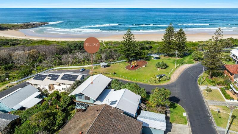 Allawah Cottage - Historic Beachside Retreat With Pippi Beach Views - Holiday Yamba - image 2