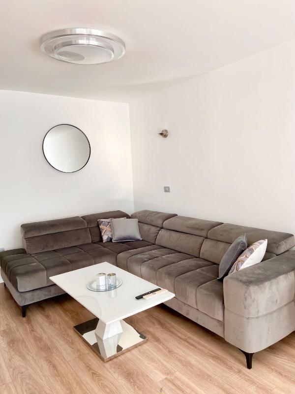 Black & White Hideaway - image 11