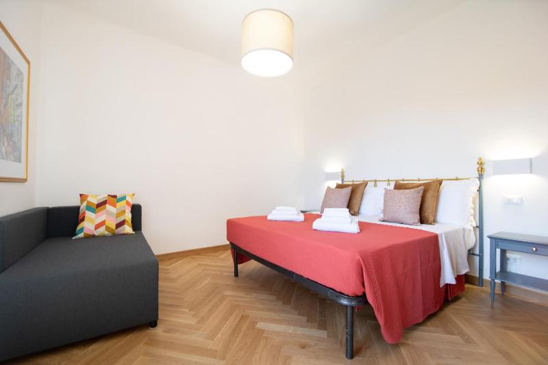Singer House in Center Town - image 5