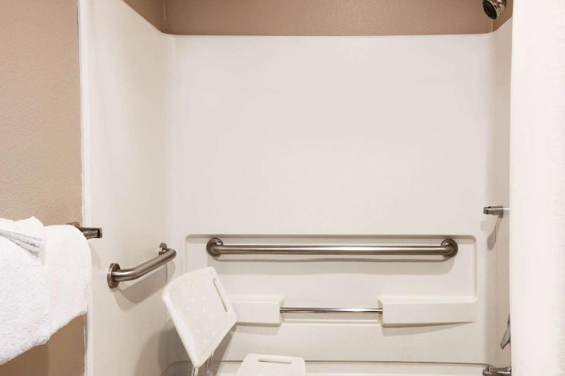 Queen Room - Mobility Access/Non-Smoking image 2