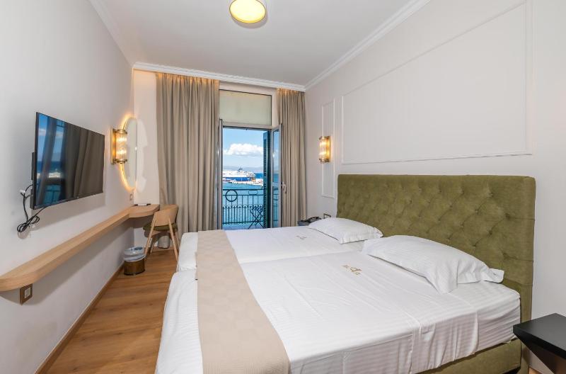 Superior Double or Twin Room with Sea View image 1