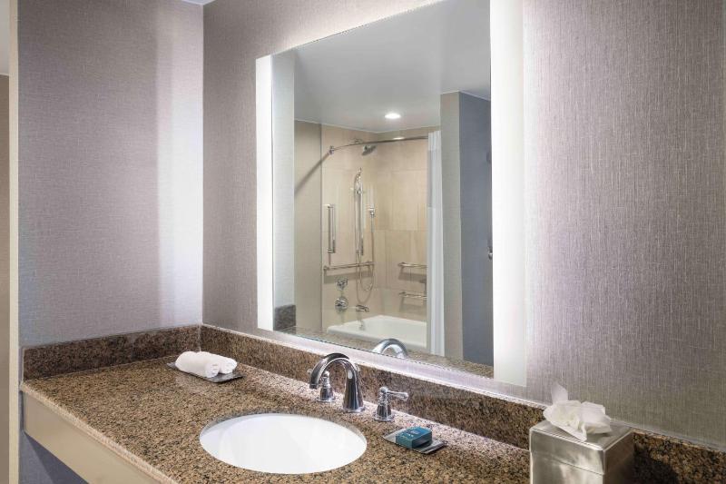 King Room with Mobility Accessible Tub image 4