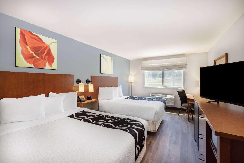 Queen Room with Two Queen Beds - Disability Access image 3