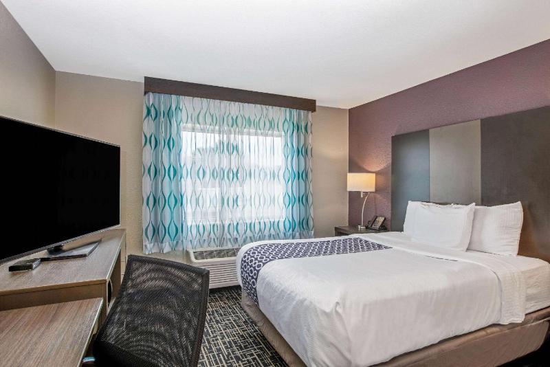 Queen Room - Non-Smoking image 3