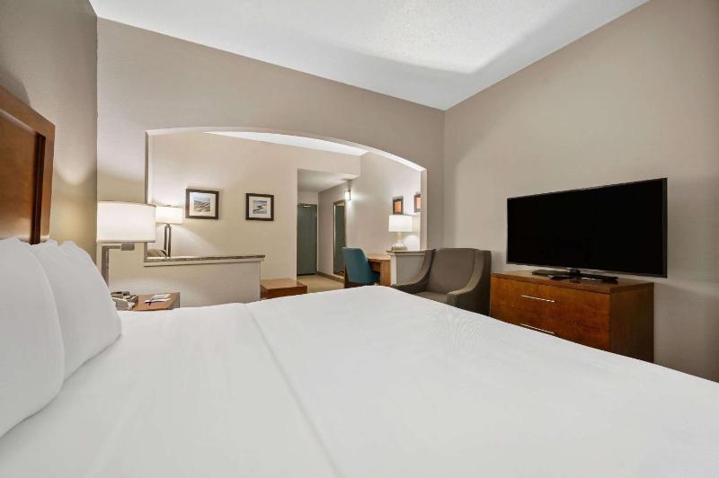King Suite - Non-Smoking image 3