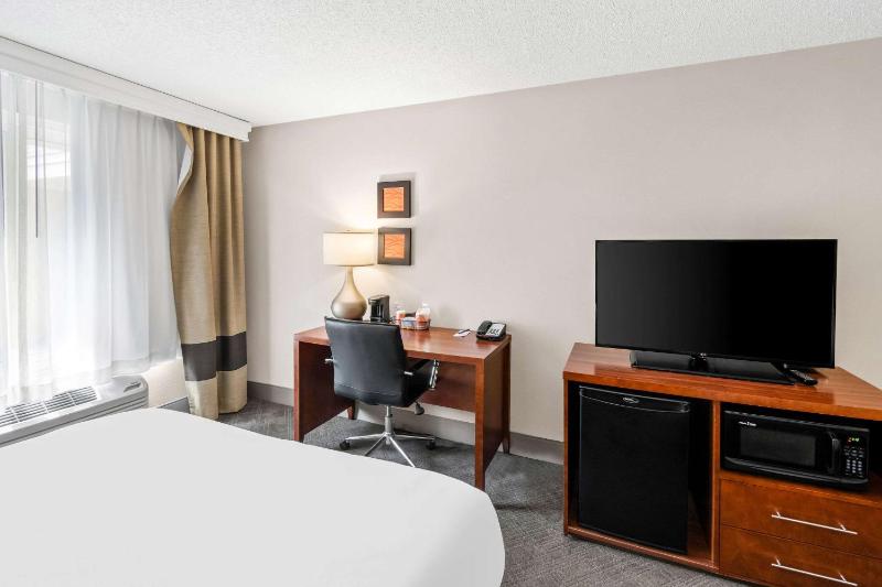 Queen Room with Two Queen Beds - Non-Smoking image 2