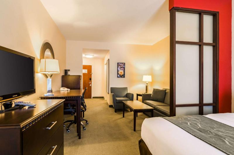 Queen Room with Two Queen Beds - Non-Smoking image 1