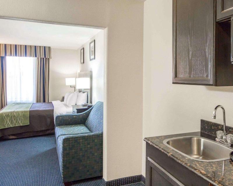 King Suite - Non-Smoking image 2