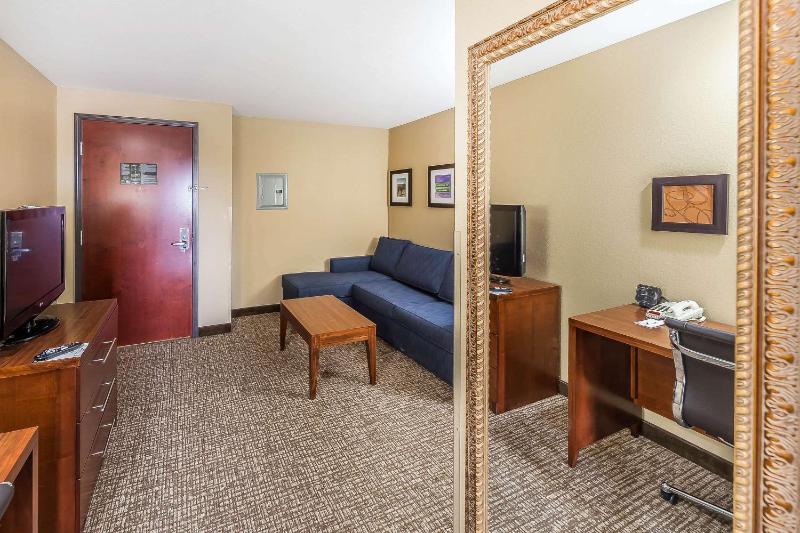 Queen Suite with Two Queen Beds image 4