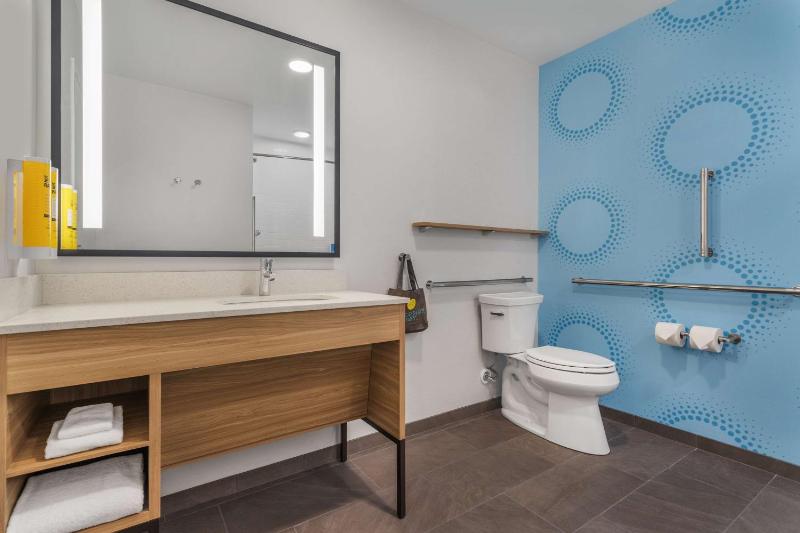 King Room with Bath Tub - Mobility Access image 4