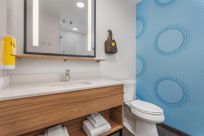 King Room with Walk-In Shower image 3