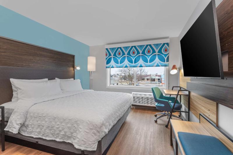 King Room with Walk-In Shower image 2