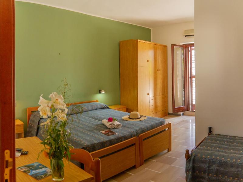 Standard Triple Room image 1