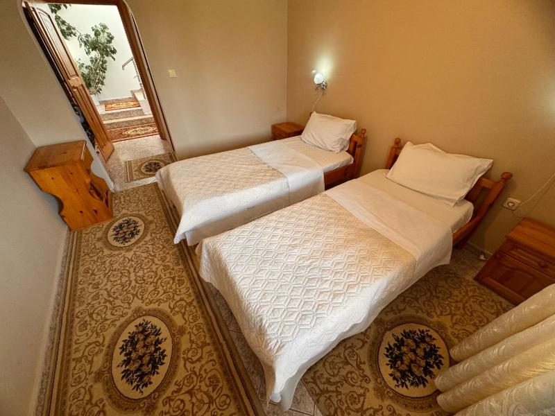 Large Double Room image 4