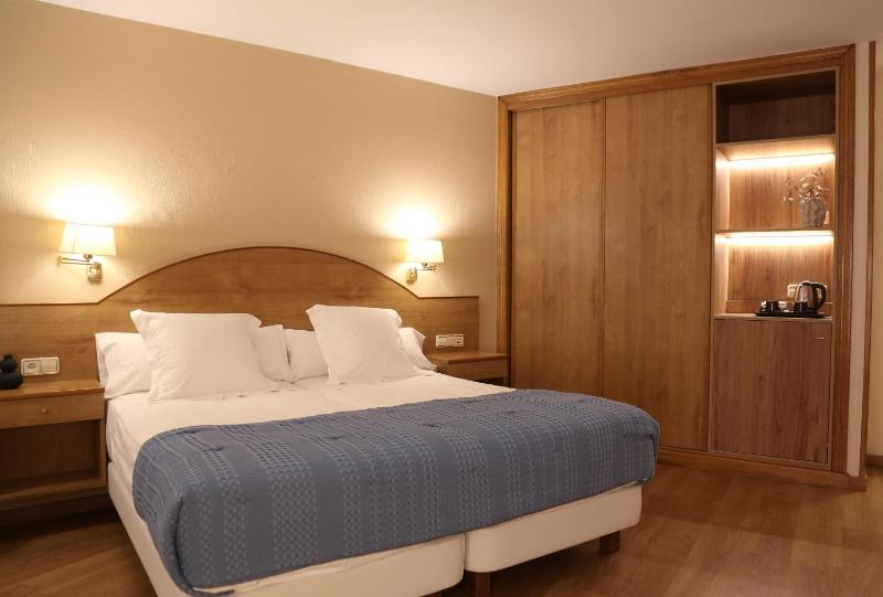Standard Quadruple Room image 4