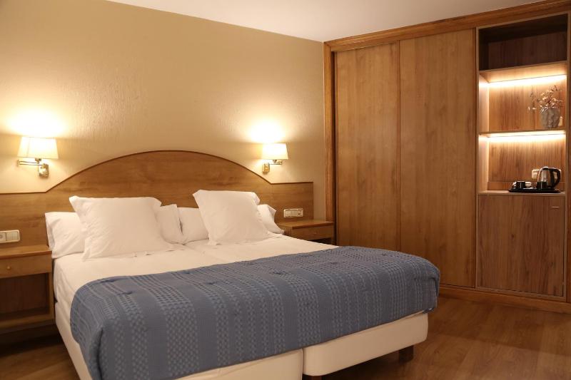 Standard Quadruple Room image 2