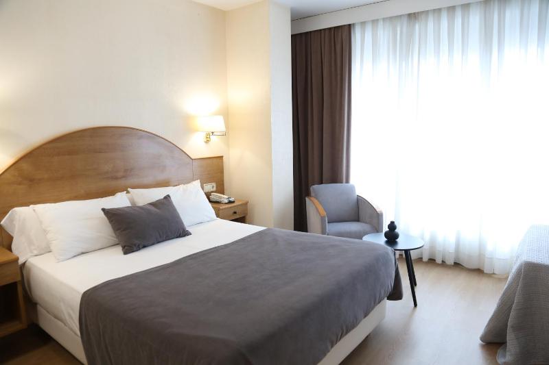 Standard Double Room image 3