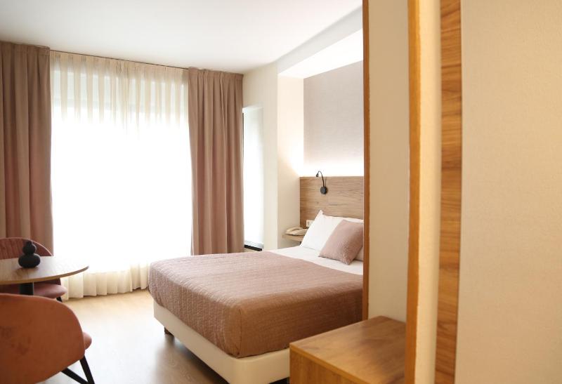 Standard Double Room image 4