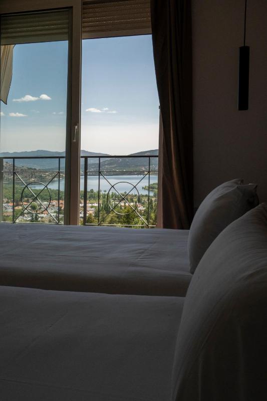Twin Room with Lake View image 2
