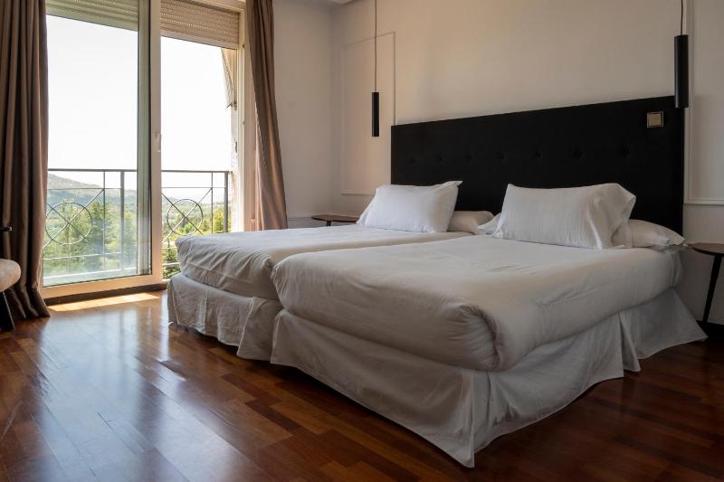Twin Room with Lake View image 4