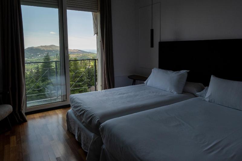 Twin Room with Lake View image 3