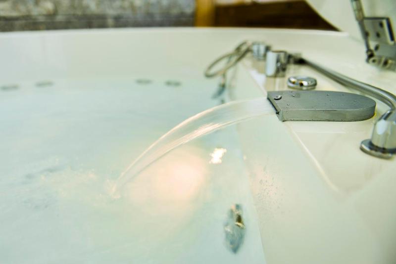Luxury Suite with Spa Bath image 4