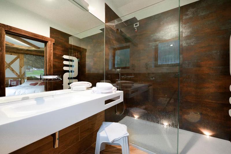 Luxury Suite with Spa Bath image 3