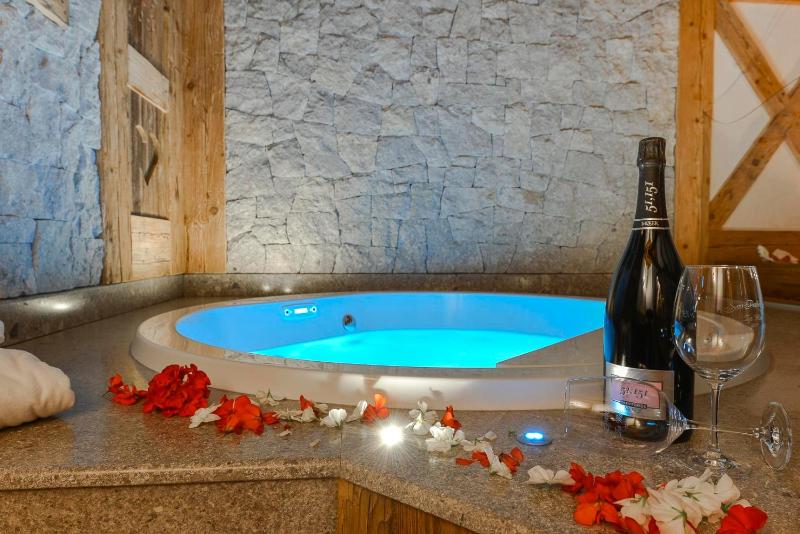Luxury Suite with Spa Bath image 2