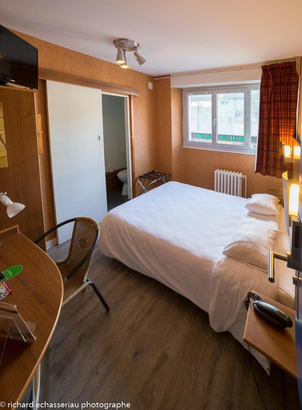 Standard Double Room image 3