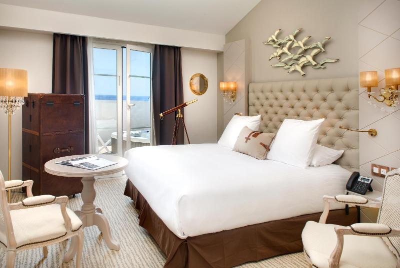 Suite with Hot Tub and Terrace image 1