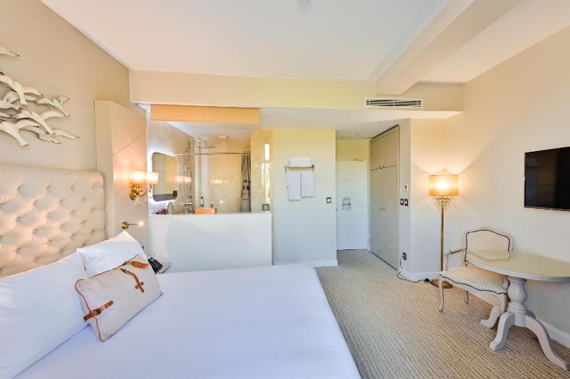Classic Double Room with Balcony image 3