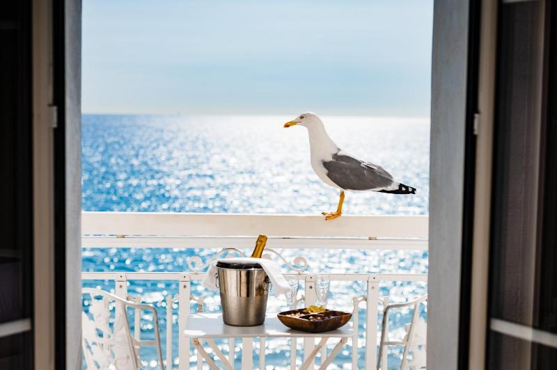 Deluxe King Room with Sea View image 3