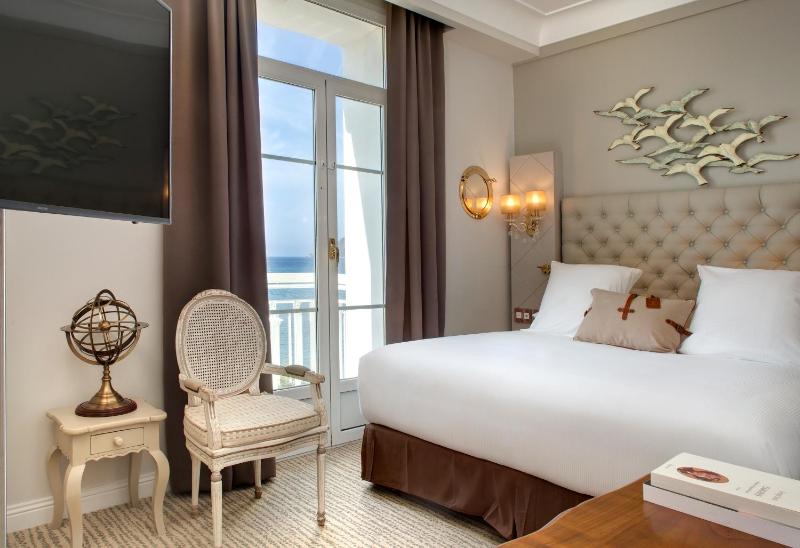 Deluxe Suite with Sea View image 1
