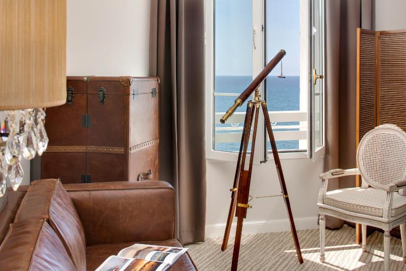 Deluxe Suite with Sea View image 3