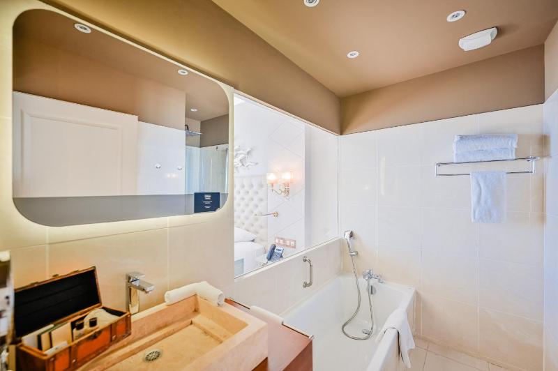 Deluxe King Room with Sea View image 4