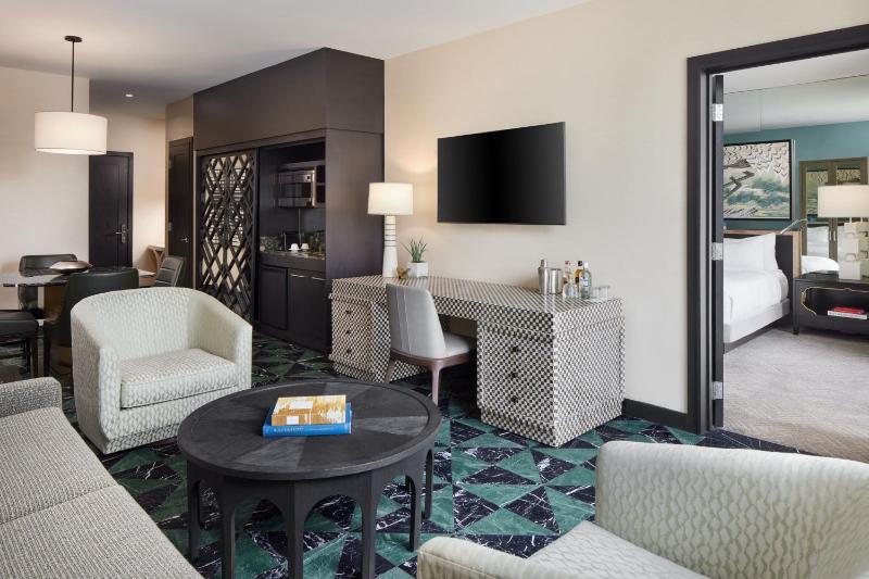 One-Bedroom Large Suite with Sofa Bed image 3