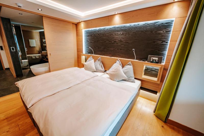 Deluxe Double Room with Matterhorn View image 4