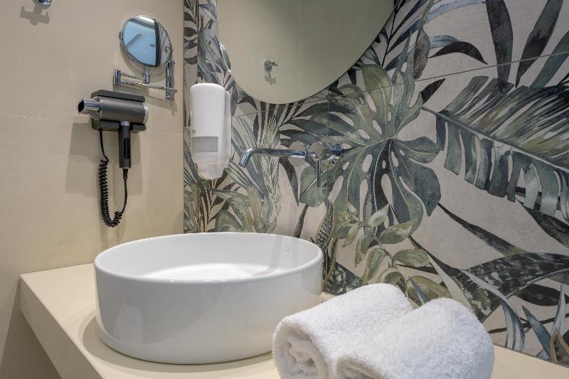 Double Room with Pool View, Shared Pool and Balcony image 3